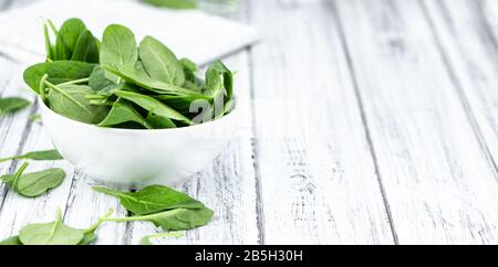 Porzione di Spinach fresco come scatto di primo piano dettagliato (fuoco selettivo) Foto Stock