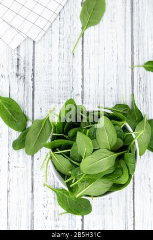 Porzione di Spinach fresco come scatto di primo piano dettagliato (fuoco selettivo) Foto Stock
