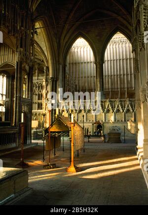 Un moderno monumento (1962) a St Swithun nel retrocoro C13th della Cattedrale di Winchester, Hampshire, Inghilterra, UK, che guarda a W dietro l'altare maggiore. Foto Stock