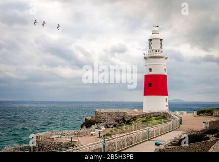 Il Faro Di Europa Point. Si basa sulla punta sud-orientale del territorio britannico d'oltremare di Gibilterra all'ingresso del Mediterraneo S. Foto Stock