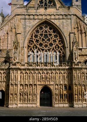 Fronte ovest di Exeter Cathedral, Devon; Inghilterra, Regno Unito, che mostra Lo Schermo immagine aggiunto alla navata di 1280+ intorno al 1340, ma non completamente completato fino al 1470 Foto Stock