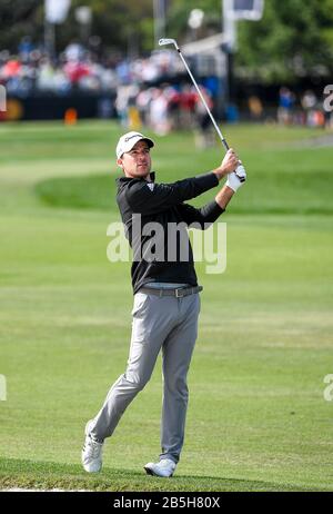 Orlando, Florida, Stati Uniti. 8th Mar, 2020. Nick Taylor del Canada sulla prima fairway durante l'ultimo round dell'Arnold Palmer Invitational presentato da Mastercard tenuto presso l'Arnold Palmer's Bay Hill Club & Lodge di Orlando, Fl. Romeo T Guzman/CSM/Alamy Live News Foto Stock