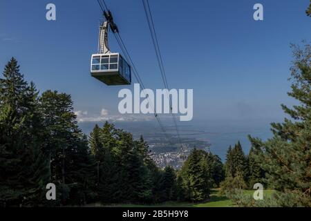 Halde, Austria - 9 sep. 2015: Diedamskopfbahn i Austria è uno skilift con una vista fantastica sull'alpsK Foto Stock