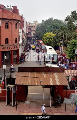 Old Delhi, India - 7th Novembre 2019: Pullman turistici fuori dalla porta principale della Moschea di Jama Masjid Foto Stock