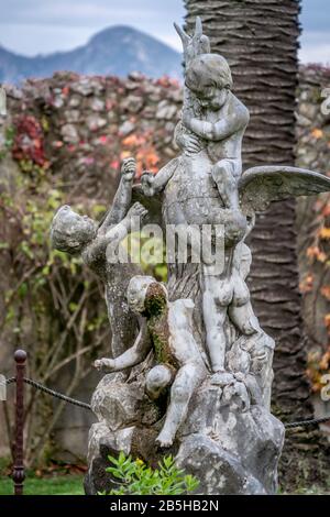 Ravello, Costiera Amalfitana, Italia, novembre 2019: Fontana all'interno di Villa Cimbrone, sono considerati tra i più importanti esempi del paesaggio inglese e della cultura botanica nel sud dell'Europa. Foto Stock