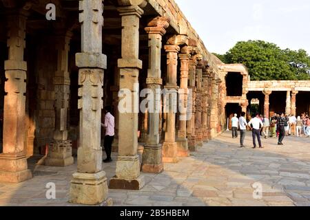 Old Delhi, India - 6th Novembre 2019:Turismo godendo del sole serale alla Torre Qutb Minar Foto Stock