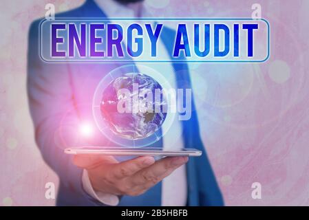 Segno di testo che mostra Energy Audit. Foto d'affari che mostra la valutazione delle esigenze energetiche e l'efficienza di un edificio Elementi di questa immagine arredato Foto Stock