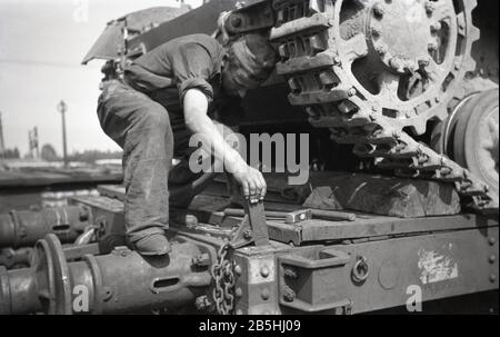 Wehrmacht Heer Deutsche Reichsbahn Panzertranzporte Panzer III und Panzer i / German Army German Railway Tank Transports Tank III e Tank i Foto Stock