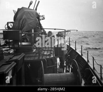 Kriegsfischkutter KFK Deutsche Kriegsmarine / Fresa da pesca da guerra della Marina tedesca con FLAK C/38 2 cm/20 mm Zwilling Foto Stock