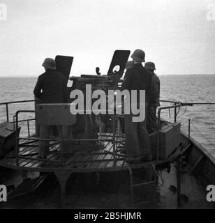 Kriegsfischkutter KFK Deutsche Kriegsmarine / Fresa da pesca da guerra della Marina tedesca con FLAK C/38 2 cm/20 mm Zwilling Foto Stock