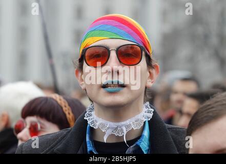 Membro del LGBTQ durante il marzo.Sotto lo slogan uguaglianza è un valore tradizionale, Femministe, LGBTQ persone e attivisti dei diritti umani hanno partecipato alla marcia delle Donne chiedendo di ratificare la Convenzione del Consiglio d'Europa sulla prevenzione e la lotta contro la violenza contro le donne e la violenza domestica, nota anche come Convenzione di Istanbul. Foto Stock