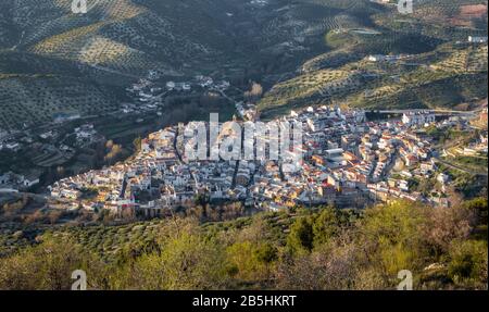 Vista completa del villaggio di Algarinejo, Granada (Andalusia) in Spagna. Veduta aerea degli edifici e delle montagne dell'Algarinejo. Foto Stock