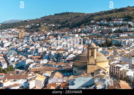 Bel villaggio di Montefrio, Granada (Andalusia), Spagna. Vista sulla città, sulla chiesa (Iglesia de la Encarnación) e sulle montagne. Foto Stock