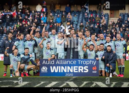 BT Murrayfield Stadium, Edimburgo, Scozia, Regno Unito. 8th marzo 2020. Scozia squadra con il trofeo Auld Alliance dopo aver sconfitto la Francia 28-17. Merito: Ian Rutherford/Alamy Live News. Foto Stock