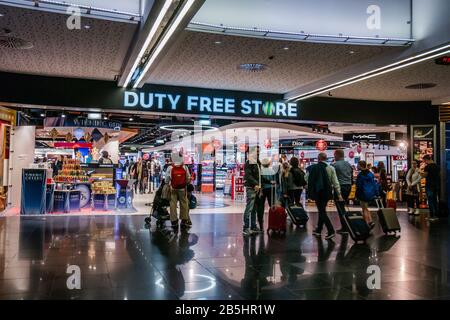 Lisbona Portogallo Humberto Delgado Aeroporto LIS Portela Airport terminal concourse Foto Stock