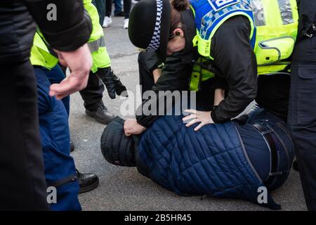 Manchester, Regno Unito. 08th Mar, 2020. Il secondo derby della stagione vede Manchester City via a Old Trafford dove i tifosi si sono radunati sin dal primo pomeriggio. Credito: Andy Barton/Alamy Live News Foto Stock