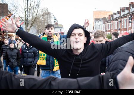 Manchester, Regno Unito. 08th Mar, 2020. Il secondo derby della stagione vede Manchester City via a Old Trafford dove i tifosi si sono radunati sin dal primo pomeriggio. Credito: Andy Barton/Alamy Live News Foto Stock