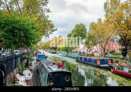 London, Regno Unito - 5 Settembre 2015: il Grand Union Canal a Little Venice, Maida Vale, Paddington, strette con barche. Foto Stock