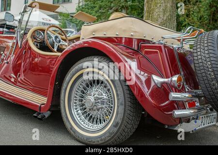 Welfenallee, Berlino, Germania - 16 giugno 2018: Dettagli di un Oldtimer Jaguar rosso al meeting Vintage Car di Berlino Foto Stock