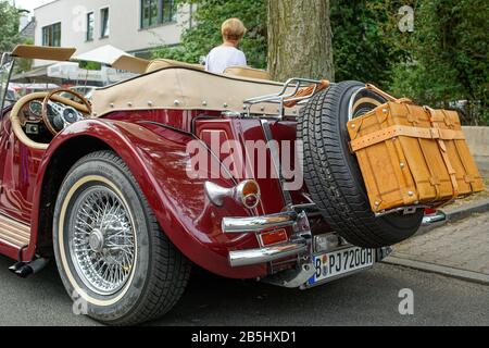 Welfenallee, Berlino, Germania - 16 giugno 2018: Dettagli di un Oldtimer Jaguar rosso al meeting Vintage Car di Berlino Foto Stock