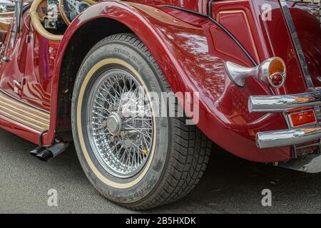 Welfenallee, Berlino, Germania - 16 giugno 2018: Dettagli di un Oldtimer Jaguar rosso al meeting Vintage Car di Berlino Foto Stock