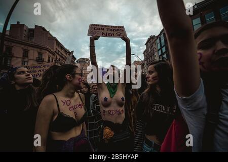 Barcellona, Spagna. 08th Mar, 2020. Le femministe gridano slogan per dimostrare una vita dignitosa e uguale e contro condizioni precarie e confini al giorno della donna internazionale credito: Matthias Oesterle/Alamy Live News Foto Stock