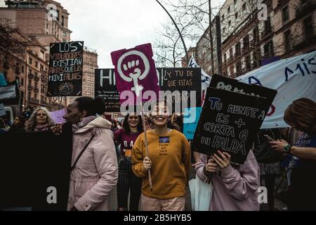 Barcellona, Spagna. 08th Mar, 2020. Le femministe gridano slogan per dimostrare una vita dignitosa e uguale e contro condizioni precarie e confini al giorno della donna internazionale credito: Matthias Oesterle/Alamy Live News Foto Stock