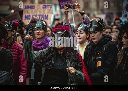 Barcellona, Spagna. 08th Mar, 2020. Barcellona, Spagna., . Le femministe gridano slogan per dimostrare una vita dignitosa e uguale e contro condizioni precarie e confini al giorno della donna internazionale credito: Matthias Oesterle/Alamy Live News Foto Stock