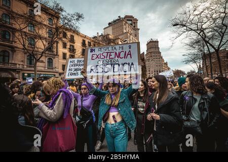 Barcellona, Spagna. 08th Mar, 2020. Barcellona, Spagna., . Le femministe gridano slogan per dimostrare una vita dignitosa e uguale e contro condizioni precarie e confini al giorno della donna internazionale credito: Matthias Oesterle/Alamy Live News Foto Stock