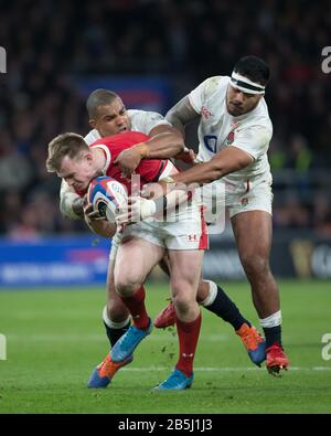 Londra, Regno Unito. 07th Mar, 2020. Nick Tompkins (Galles, 13) è detenuto da Kyle Sinckler (Inghilterra, 3) e Manu Tuilagi (Inghilterra, 13). Quarto incontro del torneo di rugby Guinness Six Nations 2020; Inghilterra - Galles il 7 marzo 2020 a Londra. Credito: Jürgen Kessler/Dpa/Alamy Live News Foto Stock