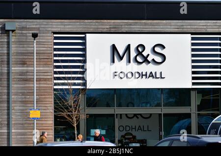 Stone / Regno Unito - 8 marzo 2020: M&S Foodhall segno all'ingresso del supermercato visto in piccola città britannica Stone in Staffordshire. Foto Stock