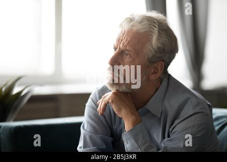 L'anziano depresso ha perso nei pensieri lutto a casa Foto Stock