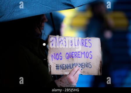 Un protestante visto tenere un placard che dice 'top Killing us' ha partecipato alla Giornata internazionale della donna marzo. Tutti i paesi del Portogallo sono migliaia di persone che stanno marciando sulle principali città per protestare contro la disuguaglianza, la discriminazione e la violenza e per chiedere cambiamenti. Foto Stock