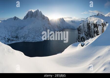 Panorama di fiordi innevati e catena montuosa, Senja, Norvegia. Incredibile Norvegia natura Seascape popolare attrazione turistica migliori luoghi famosi di viaggio. Foto Stock