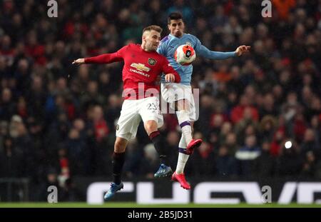 Luke Shaw (a sinistra) del Manchester United e Joao Cancelo della città di Manchester combattono per la palla durante la partita della Premier League presso Old Trafford, Manchester. Foto Stock