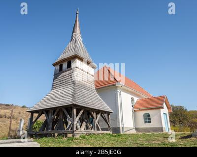 Campanile in legno di una chiesa fuori di un villaggio in Transilvania, Europa orientale Foto Stock