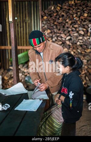 Bambini locali a scuola. Mindat, Myanmar, Asia Foto Stock