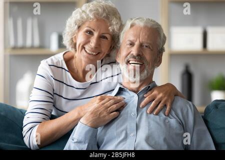 Ritratto di felice coppia anziana rilassarsi a casa Foto Stock