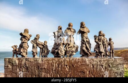 Eyemouth Disaster Memorial, Cove, Scottish Borders, Scozia, Regno Unito. Foto Stock