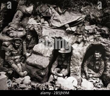 Soldati del Reggimento Di Confine facendo una pausa in nicchie (o funk buchi) costruito nelle trincee vicino Thiepval Wood durante la battaglia della Somme nel mese di agosto 1916. Foto Stock