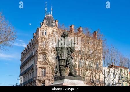 Béziers, Francia, statua di Paul Riquet nel centro storico, facciate tipiche sullo sfondo Foto Stock