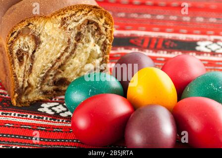 tradizionale pan di spagna ortodosso e colorate uova di pasqua Foto Stock