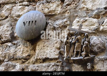 La via dolorosa-processionale nella Città Vecchia di Gerusalemme, credeva che fosse il sentiero che Gesù camminò sulla via per la sua stazione della crocifissione-VIII Foto Stock