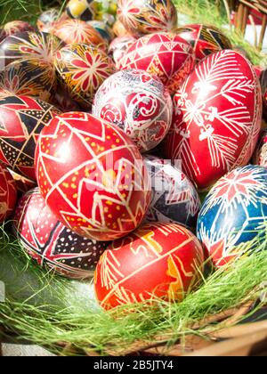 Tradizionale romeno fatto a mano ben decorate uova di pasqua Foto Stock