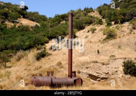 Caldaie della vecchia miniera Golden Progress ruggine accanto alla testa del fungo dove hanno alimentato il meccanismo di avvolgimento per l'albero della miniera. Foto Stock