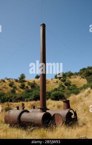 Caldaie della vecchia miniera Golden Progress ruggine accanto alla testa del fungo dove hanno alimentato il meccanismo di avvolgimento per l'albero della miniera. Foto Stock