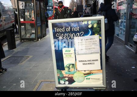 Farmacia segno pubblicità Viso maschere per la vendita, centro di Londra Foto Stock