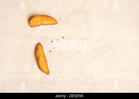 Patate su un fondo artigianale di carta. Vista dall'alto. Primo piano. Foto Stock