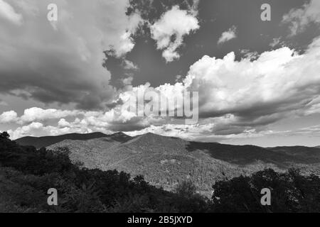 Enormi e basse nuvole si nascondono e creano ombre sulle montagne sulla Blue Ridge Parkway ad Asheville, North Carolina, Stati Uniti. Foto Stock