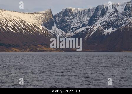 Sulafjord con le sue vette innevate della catena montuosa, come si vede durante una traversata in traghetto (Norvegia) Foto Stock